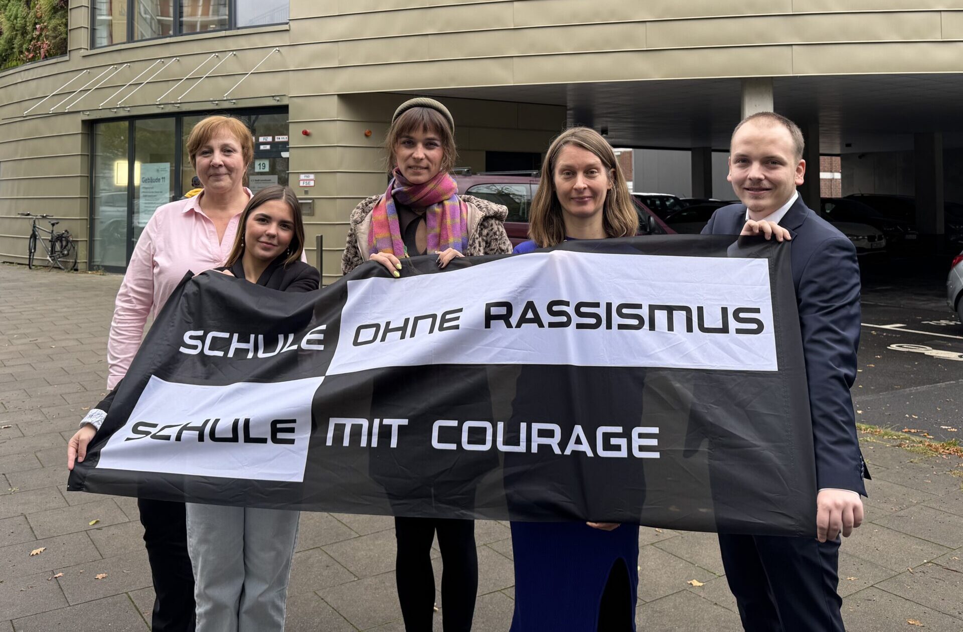 Die Auszubildenden Leandra Brauer (l) und Pascal Lucas (r) nehmen die Auszeichnung von Bundestagsabgeordneten Nyke Slawik (M) entgegen.
