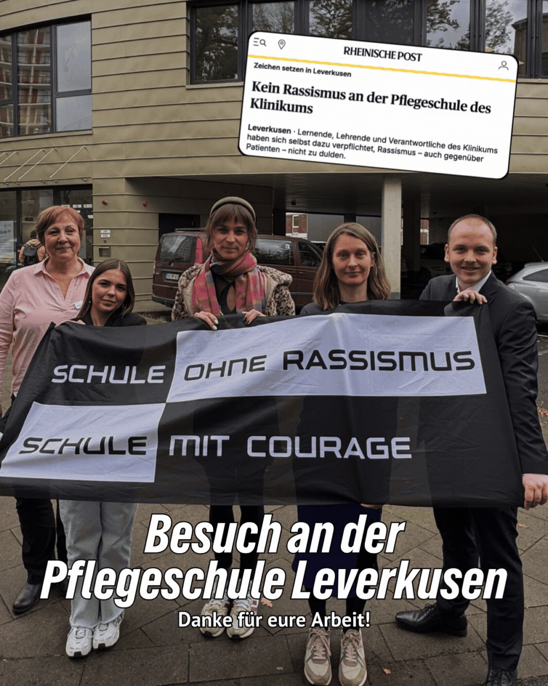 Fünf Personen halten einen Banner mit der Aufschrift "Schule ohne Rassismus, Schule mit Courage" hoch, darunter Nyke Slawik. Text: "Besuch an der Pflegeschule Leverkusen - Danke für eure Arbeit!"