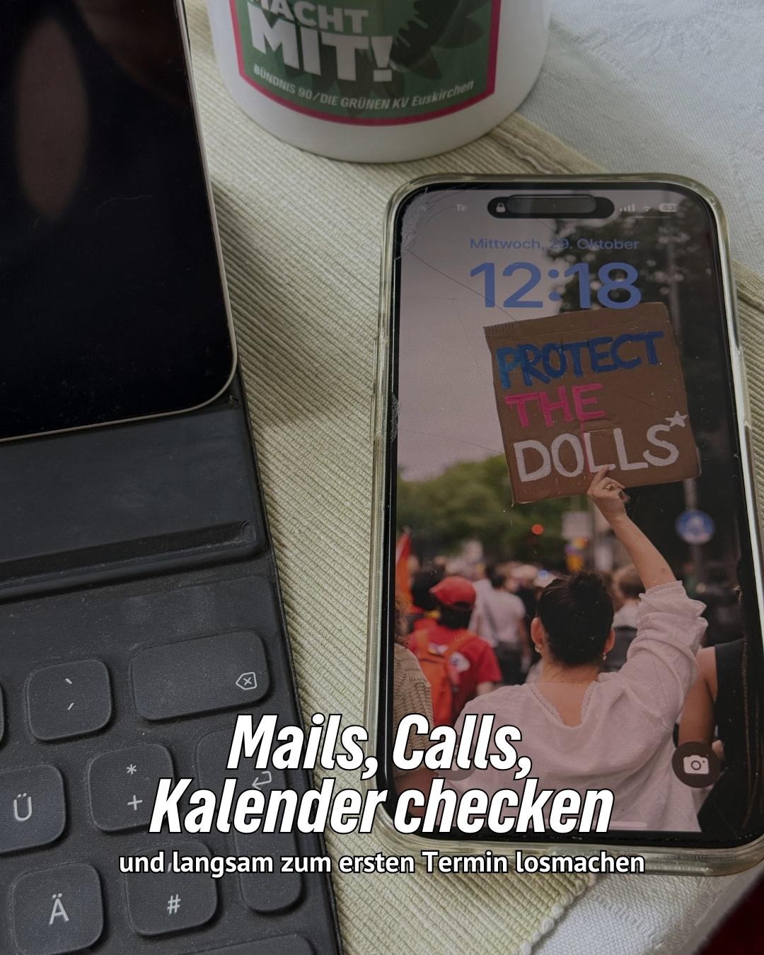Bild vom Schreibtisch, auf diesem liegt ein Handy, ein offenes Tablet und eine Kaffeetasse. Text: "Mails, Calls, Kalender checken - und langsam zum ersten Termin losmachen" 