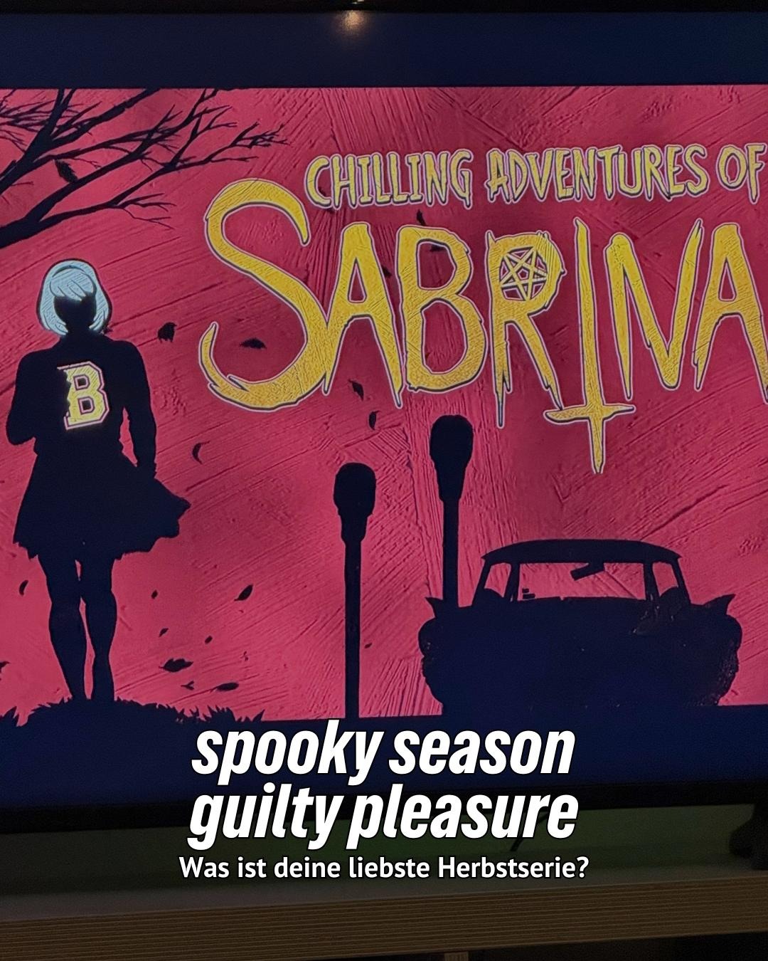 Bild von der Serie "Chilling Adventures of Sabrina". Text: "spooky season guilty pleasure - Was ist deine liebste Herbstserie?"