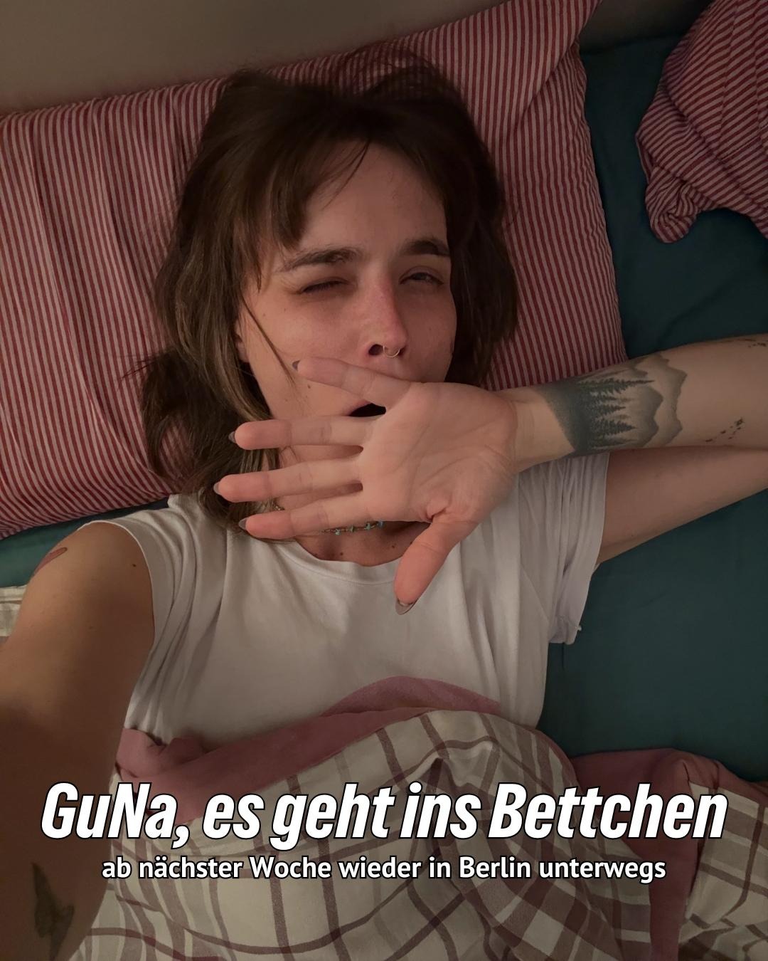 Nyke Slawik liegt im Bett und gähnt. Text: "GuNa, es geht ins Bettchen - ab nächster Woche wieder in Berlin unterwegs"