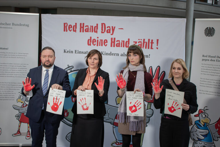 Red Hand Day Aktion: Gegen den Einsatz von Kindersoldat*innen
